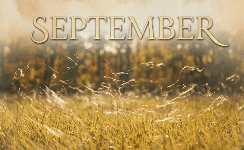 Ein goldenes Grasfeld im sanften Wind, dahinter verschwimmen herbstlich gefärbte Bäume im warmen Licht. Darüber steht das Wort „September“ in eleganter Serifenschrift.