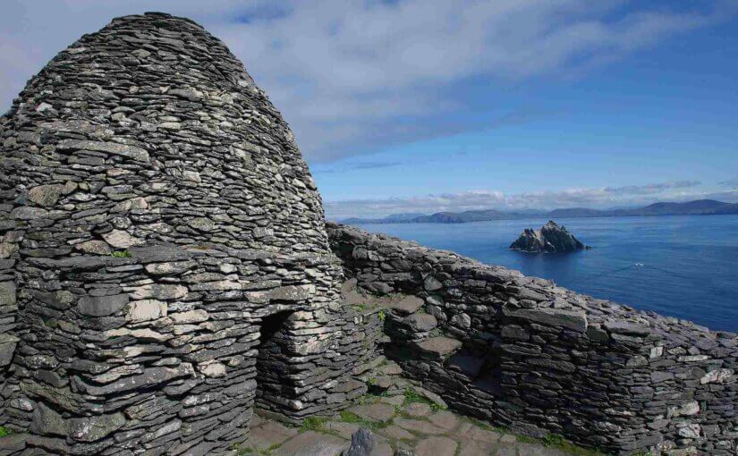 Frühmittelalterliche Klosterzelle aus Trockenstein auf Skellig Michael mit Blick auf Little Skellig und den Atlantik.